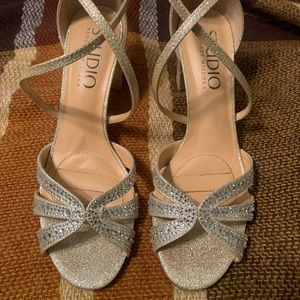 Woman dress shoes size 8 Studio Badgley Miscka gold